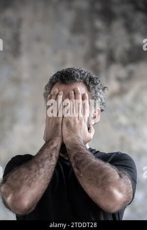 Betont Man Kopf in Händen Stockfoto