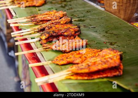 Gegrillte Spieße Hähnchenfleisch auf Blatt Stockfoto