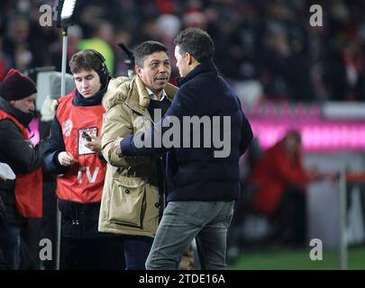 München, Deutschland 17. Dezember 2023: Fussball, Herren, Bundesliga, Saison 2023/2024, FC Bayern München - VFB Stuttgart, Allianz Arena Giovane Elber (li.) mit Michael Ballack (re.) Begrüssung, kurzes Gespräch DFB, DFL-Vorschriften verbieten die Verwendung von Fotos als Bildsequenzen und/oder Quasi-Video Stockfoto