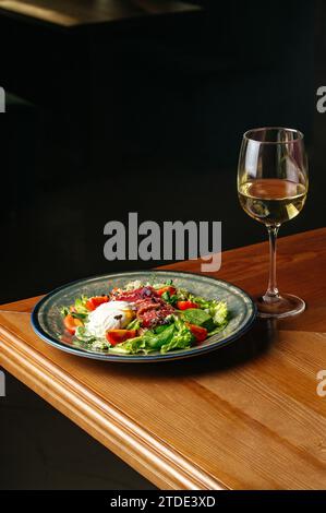 Salat mit pochiertem Ei und gebratenem Thunfisch Stockfoto