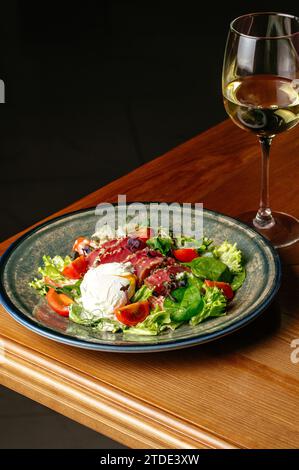 Salat mit pochiertem Ei und gebratenem Thunfisch Stockfoto