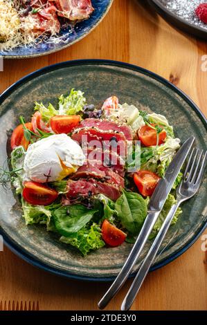 Salat mit pochiertem Ei und gebratenem Thunfisch Stockfoto