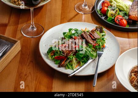 Salat mit gegrilltem Rindfleisch und Sauce Stockfoto