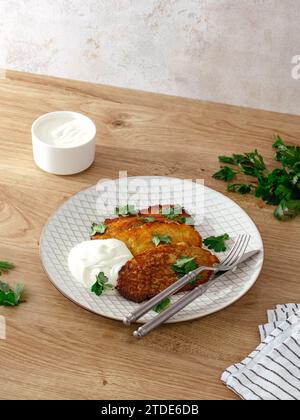 Kartoffelpfannkuchen auf einem Teller Stockfoto