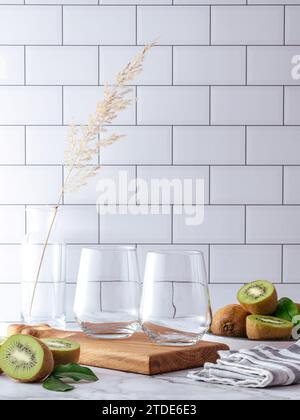 Zwei leere Glasgläser stehen auf einem Holzbrett Stockfoto