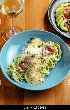 Pasta in Sahnesauce mit gegrilltem Thunfisch Stockfoto