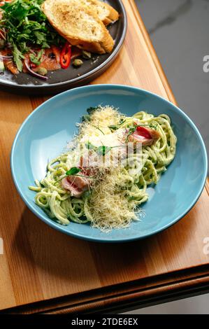 Pasta in Sahnesauce mit gegrilltem Thunfisch Stockfoto