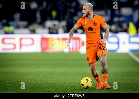 Der italienische Inter-Verteidiger Federico Dimarco kontrolliert den Ball während des Fußballspiels der Serie A SS Lazio gegen den FC Internazionale im Olimpico-Stadion am 17. Dezember 2023 in Rom. Stockfoto