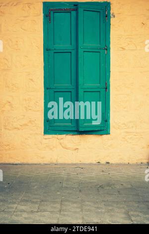 Altmodische grüne Fensterläden Stockfoto