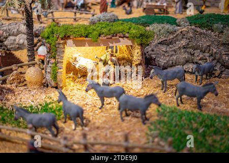 Modell, das Menschen im ländlichen Leben repräsentiert, eingefügt in eine katholische Krippe. Personenwaage ca. 5 cm. Stockfoto