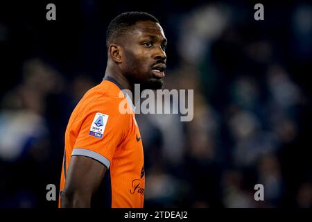 Inters französischer Stürmer Marcus Thuram sieht beim Fußballspiel der Serie A SS Lazio gegen den FC Internazionale am 17. Dezember 2023 in Rom im Olimpico-Stadion an. Stockfoto