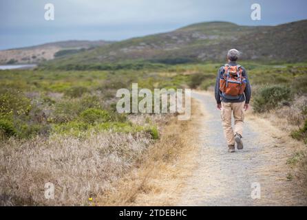 Von hinten wandert ein älterer Mann im Point Reyes National Park Stockfoto