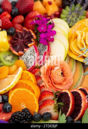 Elegante Party-Obstplatte mit Blumen Stockfoto