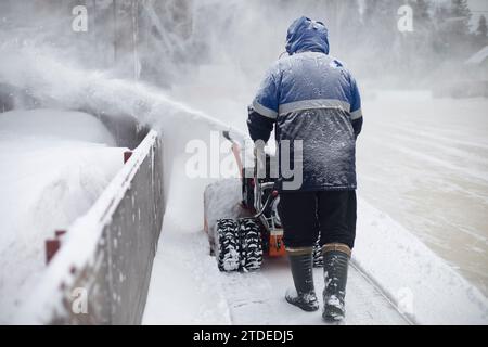 Schneeräumungsausrüstung im Stadion. Eisreinigung. Stockfoto