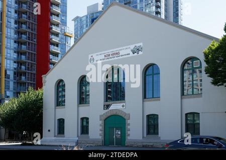 Vancouver, Kanada - Juli 1,2023: Gebäude des British Columbia Regiments (DCO) mit einem Schild, DAS JETZT EINGESTELLT WIRD Stockfoto