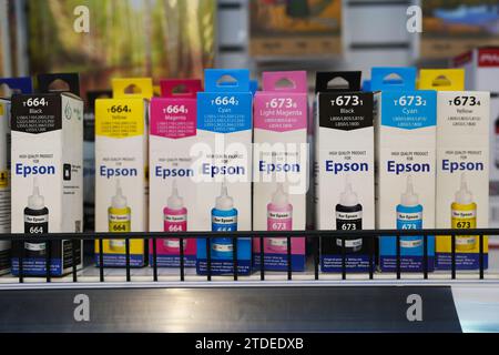 Tinte für EPSON Tintenstrahldrucker. Eine Ansicht mehrerer Packungen Epson Druckertinte im Elektronikgeschäft. Minsk, Weißrussland - 18. Dezember 2023 Stockfoto