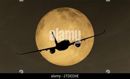 Das Flugzeug startet nachts vor Vollmond Stockfoto