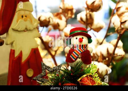 Weihnachtsdeko - Berlin, Deutschland, Deutschland, 11.12.2023 - Berlin-Mitte: Weihnachtliche Dekoration Gesteck mit Weihnachtsmannfiguren und kleinem Schneemann zum Weihnachtsfest. *** Weihnachtsdekoration Berlin, Deutschland, Deutschland, 11 12 2023 Berlin Mitte Weihnachtsdekoration Arrangement mit Weihnachtsmannfiguren und Schneemann zu Weihnachten Stockfoto