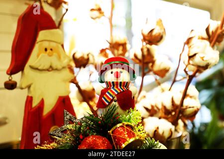 Weihnachtsdeko - Berlin, Deutschland, Deutschland, 11.12.2023 - Berlin-Mitte: Weihnachtliche Dekoration Gesteck mit Weihnachtsmannfiguren und kleinem Schneemann zum Weihnachtsfest. *** Weihnachtsdekoration Berlin, Deutschland, Deutschland, 11 12 2023 Berlin Mitte Weihnachtsdekoration Arrangement mit Weihnachtsmannfiguren und Schneemann zu Weihnachten Stockfoto