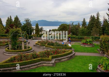 Vancouver, Kanada – September 3,2021: Wunderschöne Szene aus dem UBC Botanical Garden, die Ozean und Berge im Hintergrund in Vancouver zeigt. Stockfoto