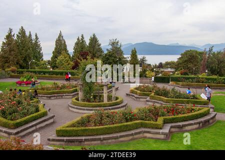 Vancouver, Kanada – September 3,2021: Wunderschöne Szene aus dem UBC Botanical Garden, die Ozean und Berge im Hintergrund in Vancouver zeigt. Stockfoto