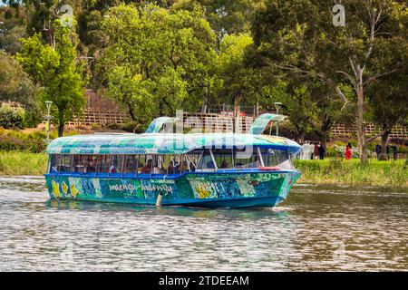 Adelaide, Australien - 9. September 2023: Renoviertes Adelaide Popeye Touristenboot, das an einem Tag auf dem Fluss Torrens in Adelaide CBD fährt Stockfoto