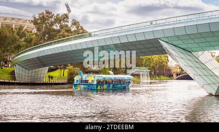 Adelaide, Australien - 9. September 2023: Renoviertes Adelaide Popeye Touristenboot, das an einem Tag auf dem Fluss Torrens in Adelaide CBD fährt Stockfoto