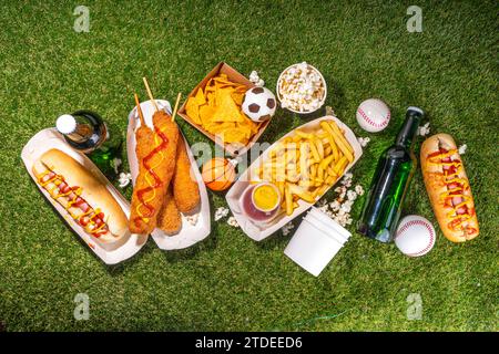 Traditionelles Sportstadionessen und Bierhintergrund, verschiedene Baseball-, Basketball-, Fußball-Fans und Stadion-Snacks, Chips, Saucen, Hot Dogs wi Stockfoto