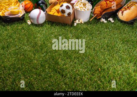 Traditionelles Sportstadionessen und Bierhintergrund, verschiedene Baseball-, Basketball-, Fußball-Fans und Stadion-Snacks, Chips, Saucen, Hot Dogs wi Stockfoto
