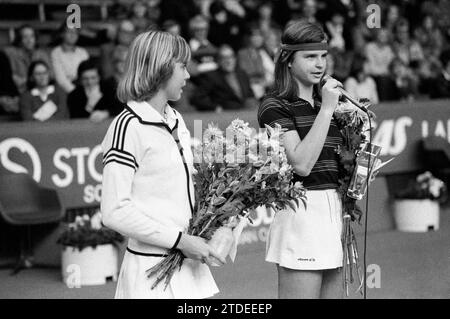 Die tschechische Tennisspielerin Hana Mandlikova Spech nach dem Finalsieg gegen die westdeutsche Spielerin Bettina Bunge beim Stockholm Open Turnier 1980 Stockfoto