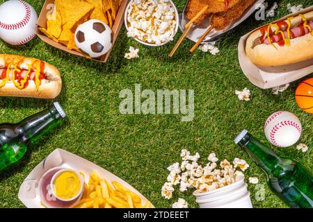 Traditionelles Sportstadionessen und Bierhintergrund, verschiedene Baseball-, Basketball-, Fußball-Fans und Stadion-Snacks, Chips, Saucen, Hot Dogs wi Stockfoto