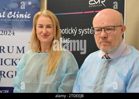 Betriebsstart des roboterchirurgischen Operationssystems Versius an der SurGal-Klinik in Brünn, Tschechische Republik, 18. Dezember 2023. Von rechts: Gesundheitsminister Vlastimil Valek (TOP 09) und Jitka Smrcka, Direktor und Geschäftsführer der Surgal Clinic. (CTK Photo/Vaclav Salek) Stockfoto