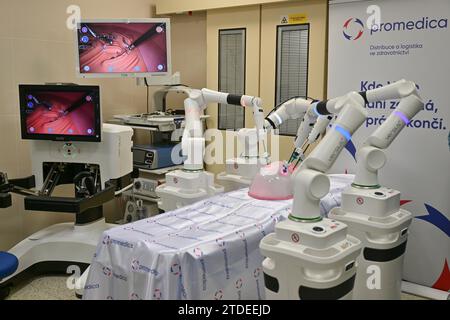 Betriebsstart des roboterchirurgischen Operationssystems Versius an der SurGal-Klinik in Brünn, Tschechische Republik, 18. Dezember 2023. (CTK Photo/Vaclav Salek) Stockfoto