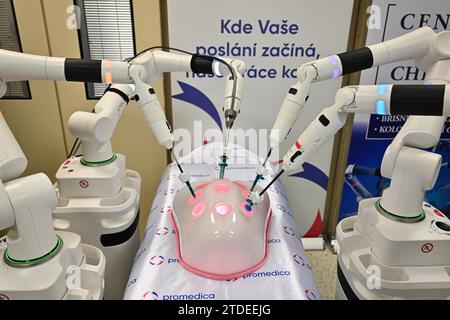 Betriebsstart des roboterchirurgischen Operationssystems Versius an der SurGal-Klinik in Brünn, Tschechische Republik, 18. Dezember 2023. (CTK Photo/Vaclav Salek) Stockfoto