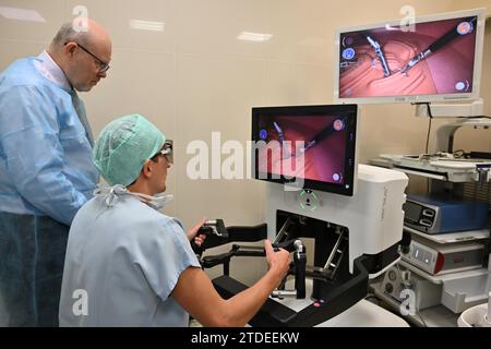 Betriebsstart des roboterchirurgischen Operationssystems Versius an der SurGal-Klinik in Brünn, Tschechische Republik, 18. Dezember 2023. Von links: Gesundheitsminister Vlastimil Valek (TOP 09) und Chirurgenchef Tomas Paseka. (CTK Photo/Vaclav Salek) Stockfoto
