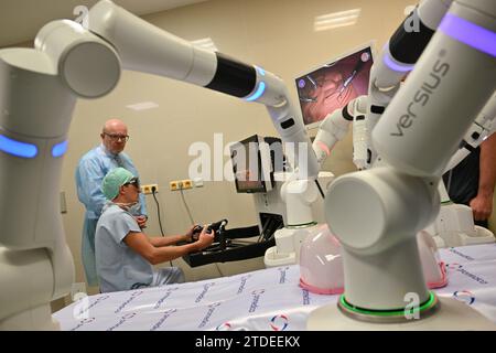 Betriebsstart des roboterchirurgischen Operationssystems Versius an der SurGal-Klinik in Brünn, Tschechische Republik, 18. Dezember 2023. Von links: Gesundheitsminister Vlastimil Valek (TOP 09) und Chirurgenchef Tomas Paseka. (CTK Photo/Vaclav Salek) Stockfoto