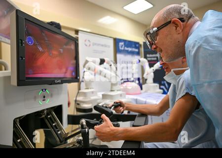 Betriebsstart des roboterchirurgischen Operationssystems Versius an der SurGal-Klinik in Brünn, Tschechische Republik, 18. Dezember 2023. Von rechts: Gesundheitsminister Vlastimil Valek (TOP 09) und Chirurgenchef Tomas Paseka. (CTK Photo/Vaclav Salek) Stockfoto