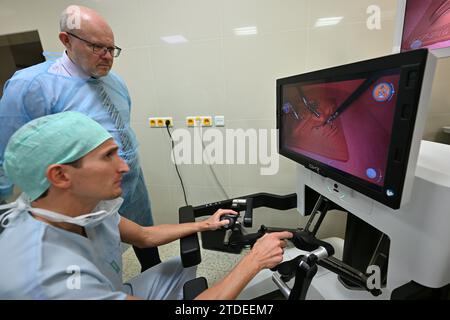 Betriebsstart des roboterchirurgischen Operationssystems Versius an der SurGal-Klinik in Brünn, Tschechische Republik, 18. Dezember 2023. Von links: Gesundheitsminister Vlastimil Valek (TOP 09) und Chirurgenchef Tomas Paseka. (CTK Photo/Vaclav Salek) Stockfoto