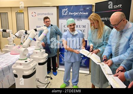Betriebsstart des roboterchirurgischen Operationssystems Versius an der SurGal-Klinik in Brünn, Tschechische Republik, 18. Dezember 2023. Von rechts: Gesundheitsminister Vlastimil Valek (TOP 09) und Jitka Smrcka, Direktor und Geschäftsführer der Surgal Clinic. (CTK Photo/Vaclav Salek) Stockfoto