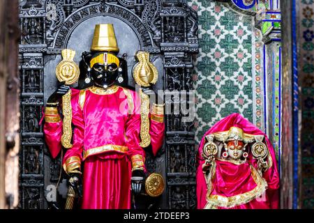 Die Statue des hindugottes Lord Jagannath im Tempel am Tag aus einem flachen Winkel ist im Jagdish Tempel udaipur rajasthan indien aufgenommen. Stockfoto