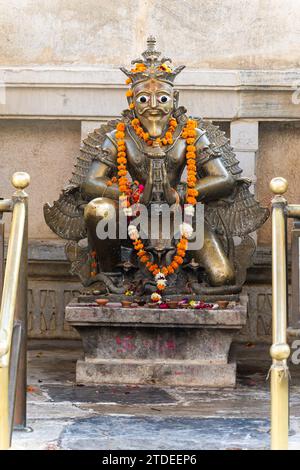 das Messing der hindu-Gottheit Garuda, das im Tempel aus einem flachen Winkel hergestellt wurde, wurde im Jagdish-Tempel udaipur rajasthan indien aufgenommen. Stockfoto