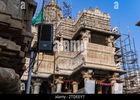 Der antike heilige hindutempel mit einzigartiger Wandkunst am Morgen aus verschiedenen Blickwinkeln wird im Jagdish Tempel udaipur rajasthan indien aufgenommen. Stockfoto