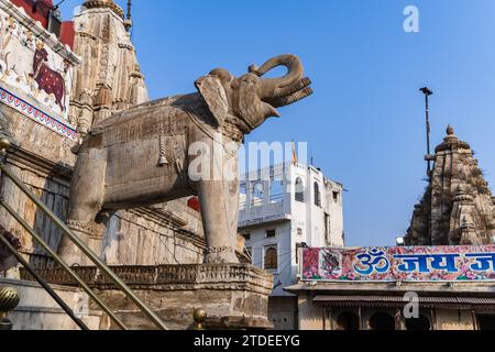 Einzigartige antike Skulpturen Elefantenschnitzereien am heiligen hindutempel am Morgen werden Bilder im Jagdish Tempel udaipur rajasthan indien gemacht. Stockfoto