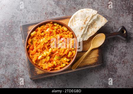 Chakalaka scharfes Gemüsegemüse mit Karotten, gebackenen Bohnen, Zwiebeln, Tomaten und Pfeffer in der Schüssel. Horizontale Draufsicht von oben Stockfoto