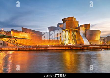 Bilbao Biscaya Spanien. Guggenheim Museum bei Sonnenuntergang Stockfoto