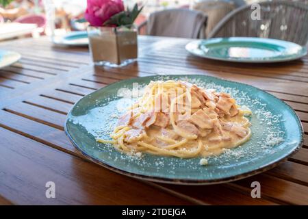 Nahaufnahme eines Tellers mit frischer italienischer Pasta Carbonara in einem mediterranen Restaurant Stockfoto