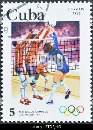 Gestempelte Briefmarke, gedruckt von Kuba, auf der Volleyball, Olympische Sommerspiele 1984 - Los Angeles, um 1983 gezeigt wird. Stockfoto