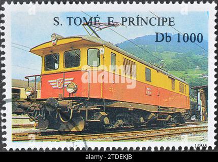 Gestempelte Briefmarke von Sao Tome und Principe, die elektrische Lokomotive zeigt, um 1995. Stockfoto