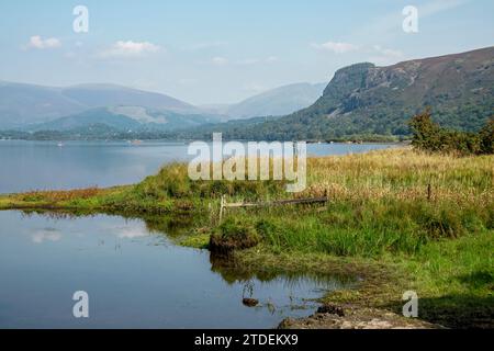 Blick von Great Bay am Derwentwater Shore in Richtung Keswick Lonscale Fell und Walla Crag im Sommer Lake District National Park Cumbria England Großbritannien Stockfoto