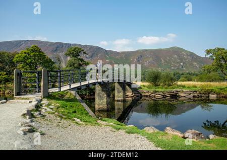 Man Walker Touristenwanderweg über die Chinesische Brücke in der Nähe von Catsbells Derwentwater im Sommer Lake District National Park Cumbria England Großbritannien Stockfoto